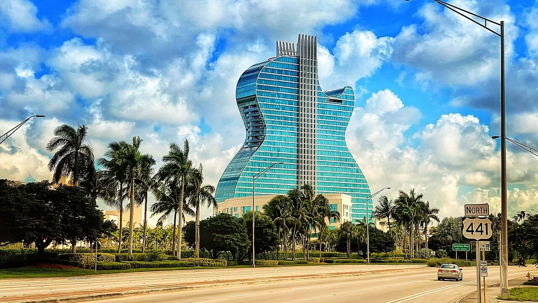 Hotel con forma de guitarra iluminado, en el sur de Florida