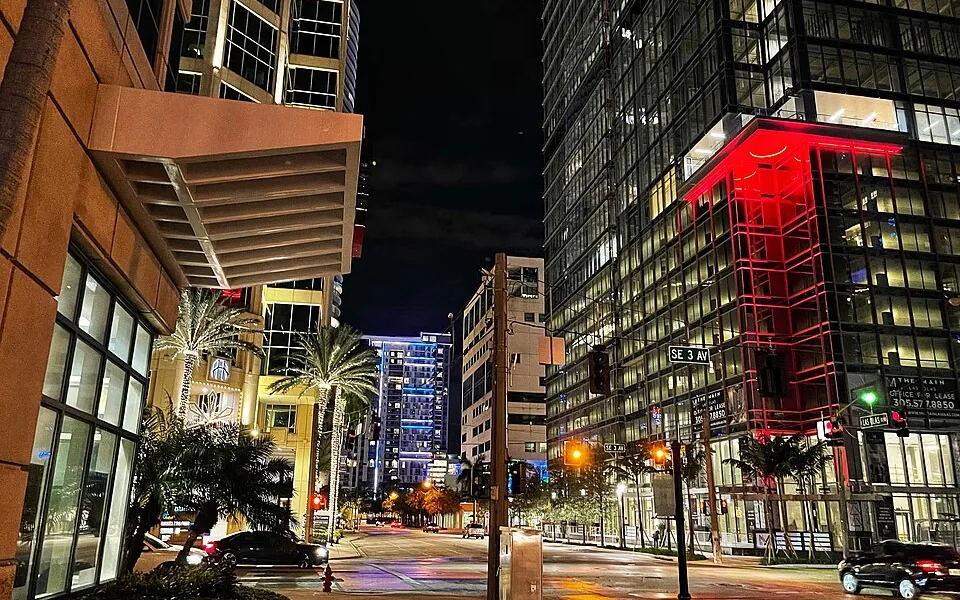 El centro de Fort Lauderdale iluminado de noche