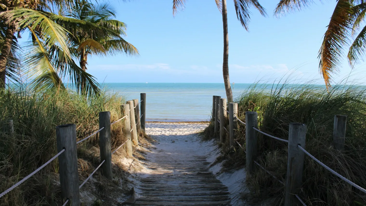 Caminho de areia levando a uma praia no sul da Flórida