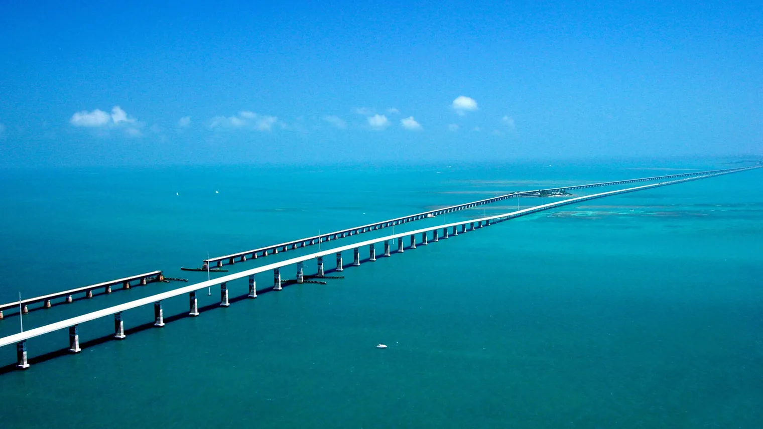 A Seven Mile Bridge cortando o mar nos Keys