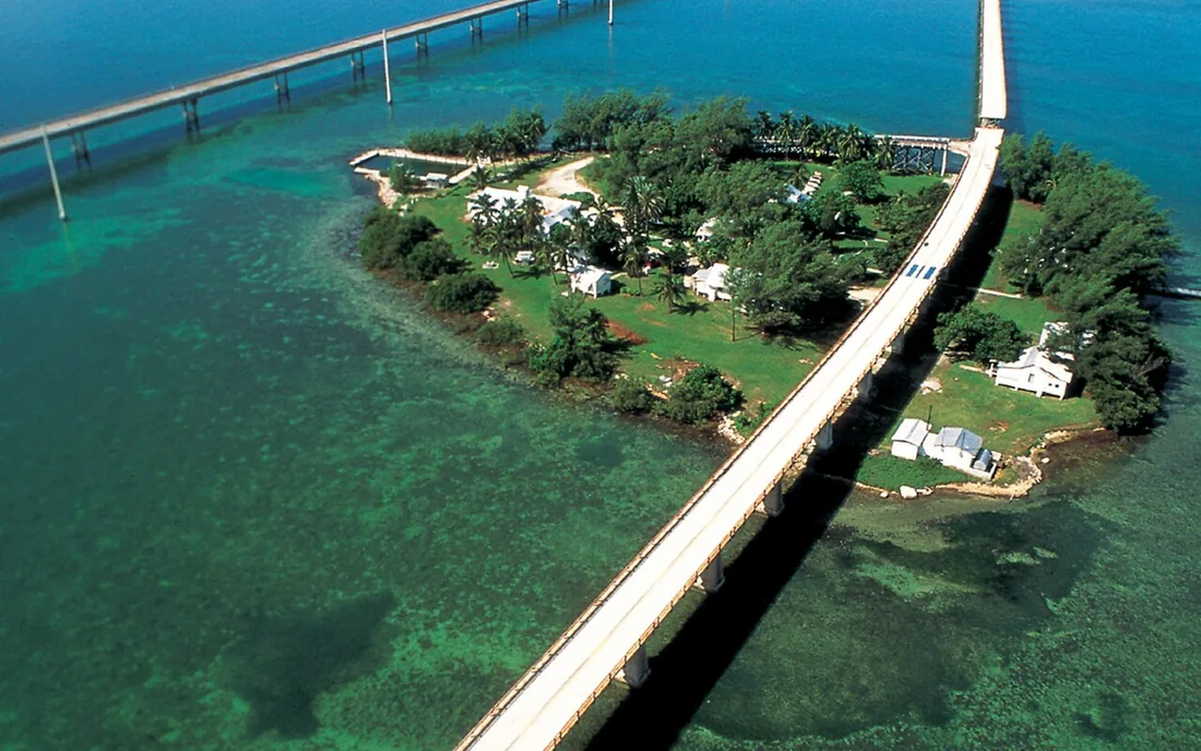 A Seven Mile Bridge vista do alto, nos Keys
