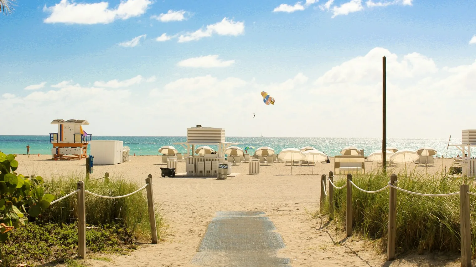 Posto de salva-vidas art déco na areia de Miami Beach