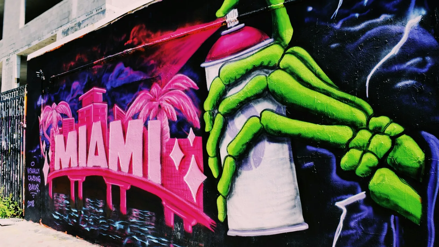Mural colorido numa parede do bairro de Wynwood, em Miami