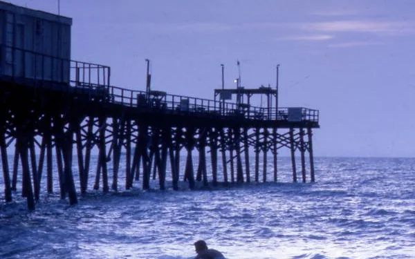 Surfistas en el muelle de Cocoa Beach