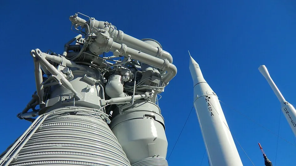 Cohetes del Rocket Garden contra el cielo azul