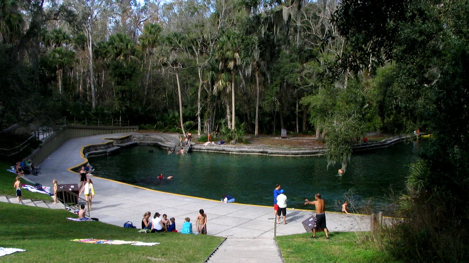 A nascente de Wekiwa Springs, cercada de mata