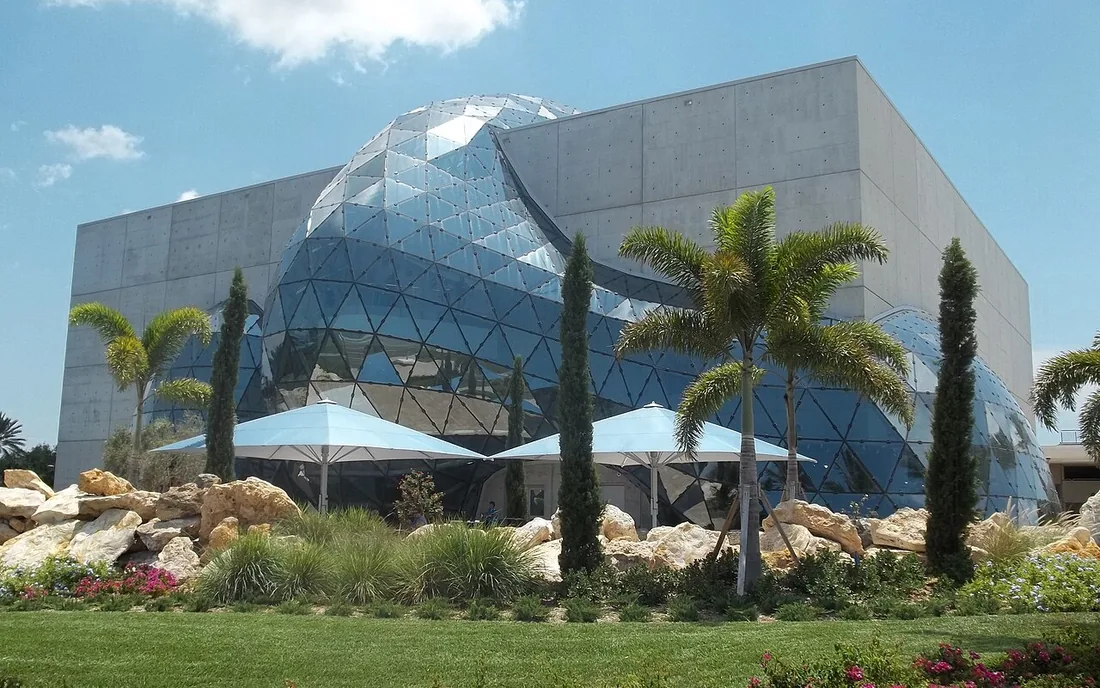 El edificio del Dalí Museum, con la burbuja de vidrio saliendo de la pared