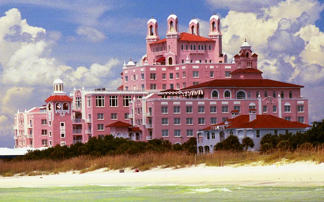 O hotel Don CeSar, cor-de-rosa, na areia branca de St. Pete Beach