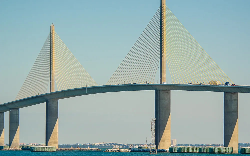 El puente Sunshine Skyway con sus cables amarillos sobre la bahía